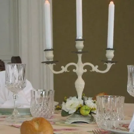 Alojamento de Acomodação e Pequeno-almoço Chateau De Moulin Le Comte 4*