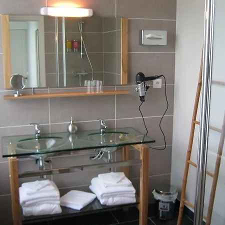 Chateau De Moulin Le Comte Bed & Breakfast