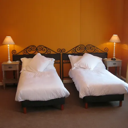 לינה וארוחת בוקר Chateau De Moulin-le-comte 3*