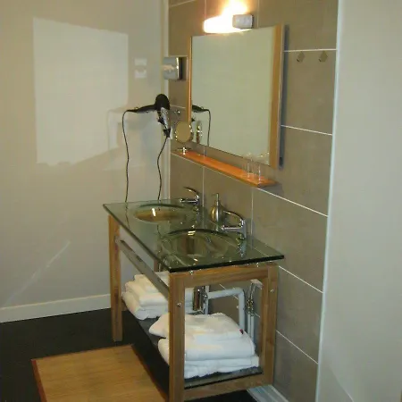 Chateau De Moulin-le-comte Bed & Breakfast 3*