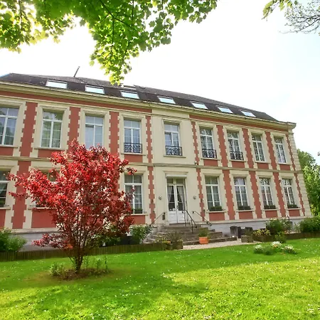 Chateau De Moulin-le-comte Bed & Breakfast 3*
