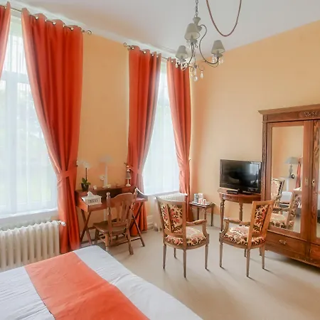 Chateau De Moulin-le-comte Bed & Breakfast