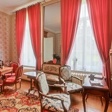 לינה וארוחת בוקר Chateau De Moulin-le-comte 3*