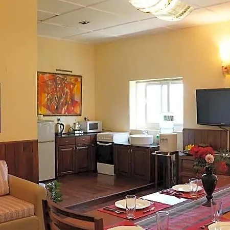 לינה וארוחת בוקר Chateau De Moulin-le-comte 3*