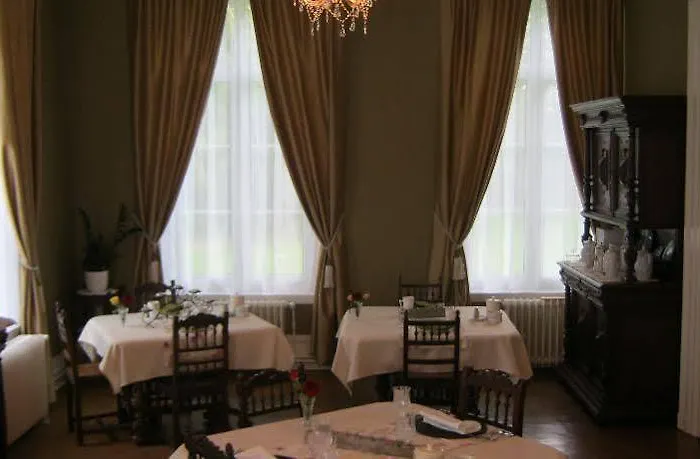 Chateau De Moulin Le Comte Couette-café Aire-sur-la-Lys