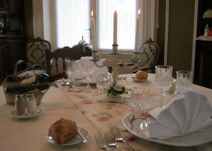 Chateau De Moulin Le Comte Couette-café Aire-sur-la-Lys