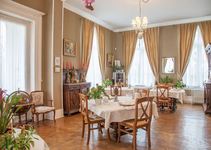 Chateau De Moulin Le Comte Couette-café Aire-sur-la-Lys